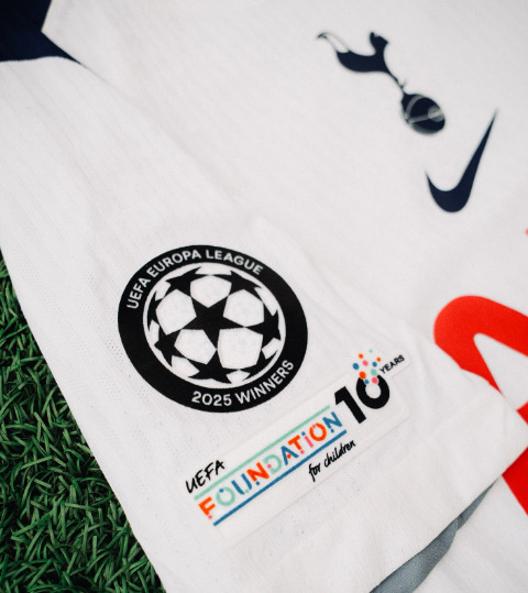 Welke patches staan er op de Tottenham shirts dit seizoen?